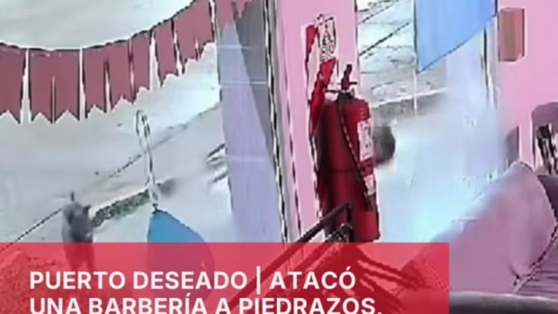 Destrozó la vidriera de una barbería y terminó golpeándola con la cabeza