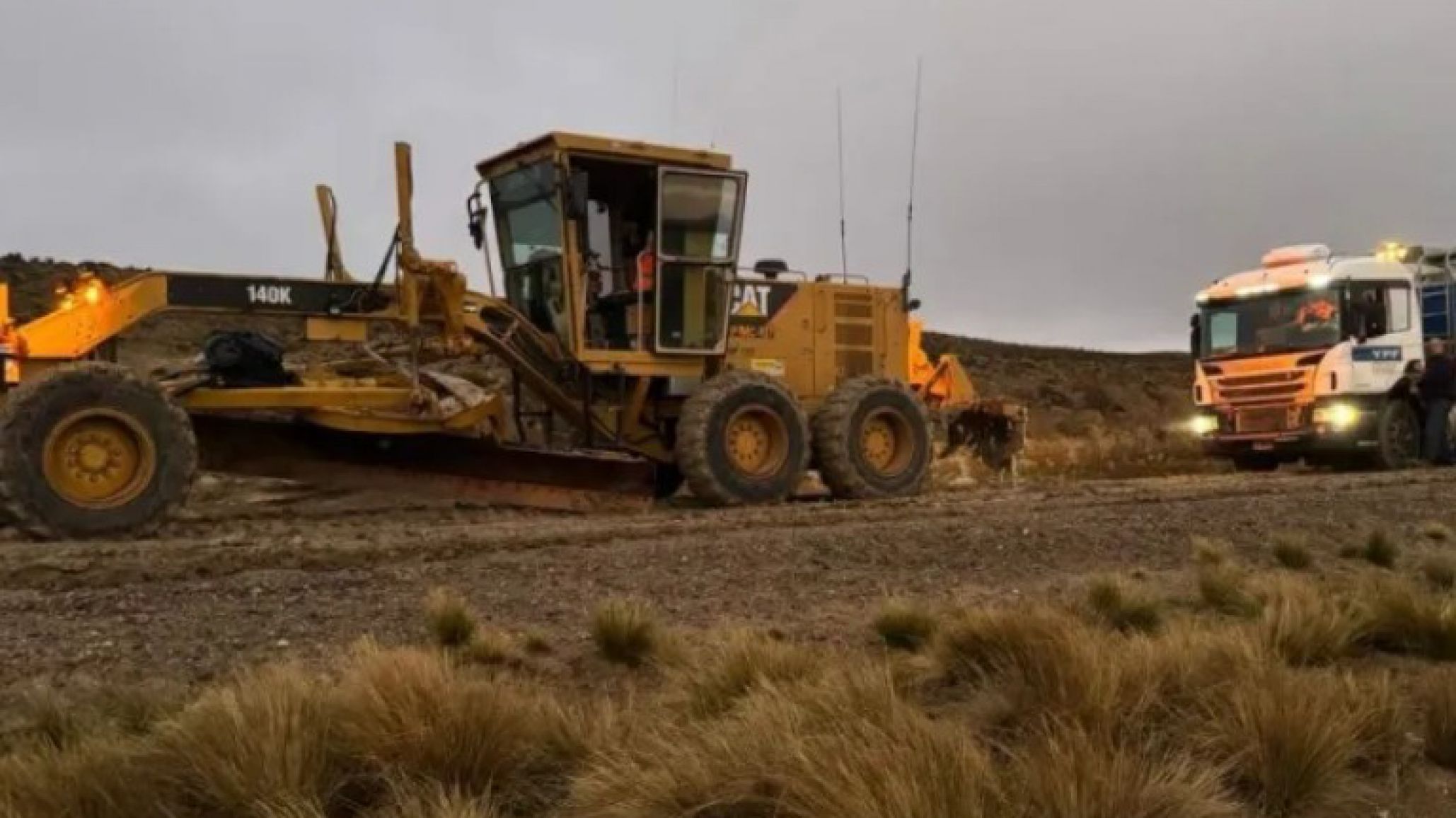 El barro y la nieve dejaron camiones varados en las rutas 281 y 47