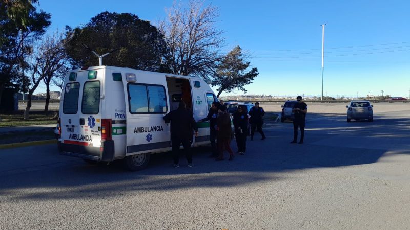 Un conductor octogenario despistó y chocó contra un cordón