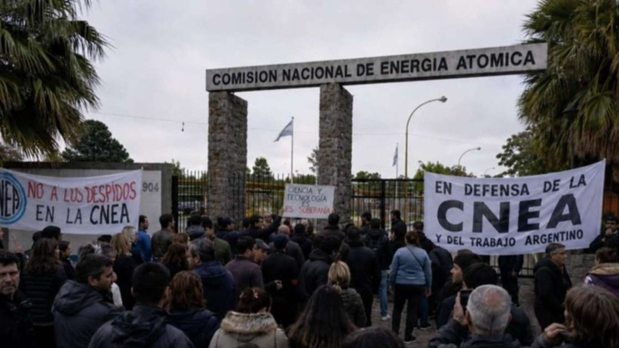 Trabajadores de la Comisión Nacional de Energía Atómica denuncian despidos y advierten que buscan frenar el desarrollo nuclear argentino