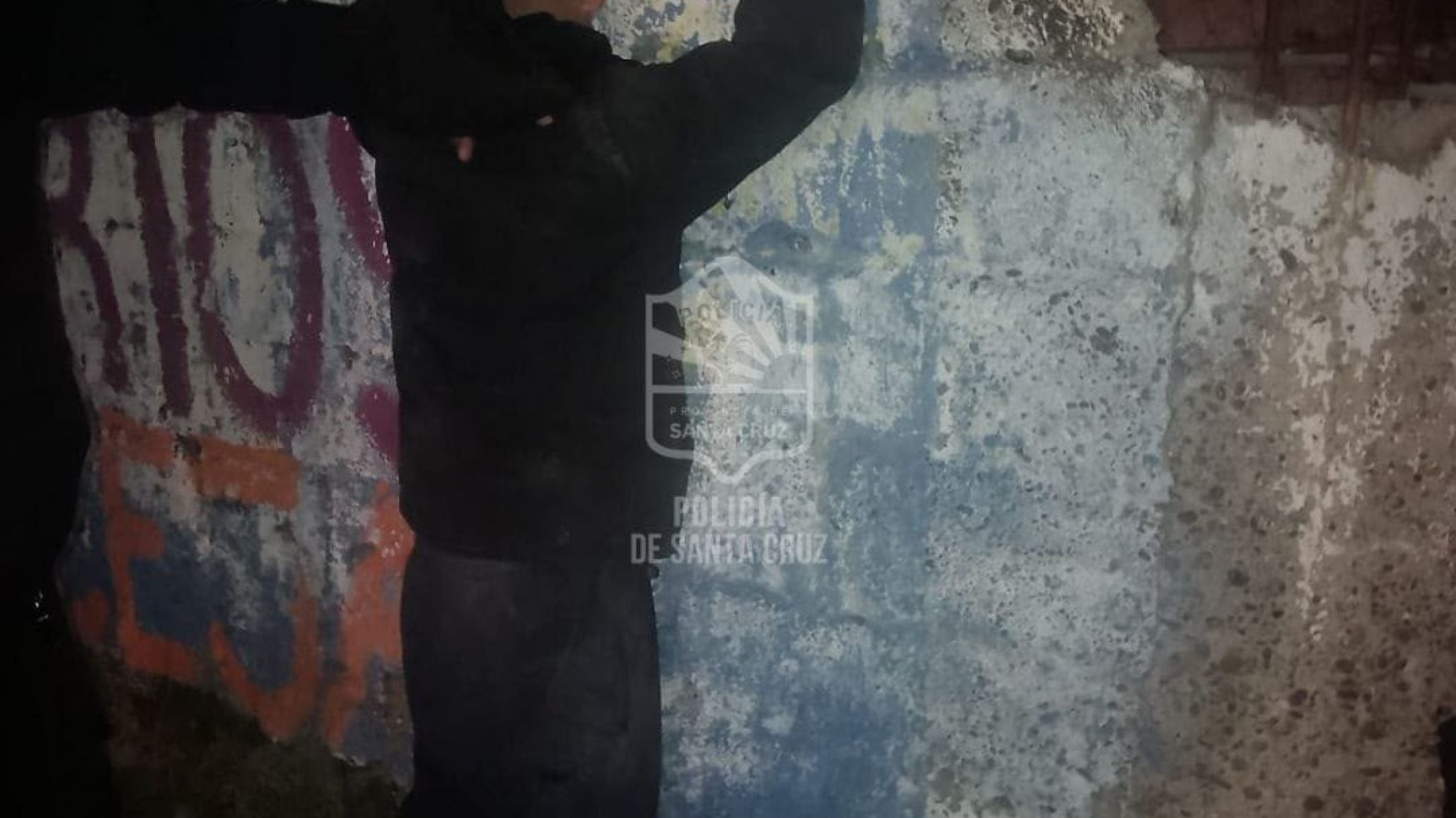 Detuvieron a un joven acusado de provocar daños en comercios y un vehículo durante la noche