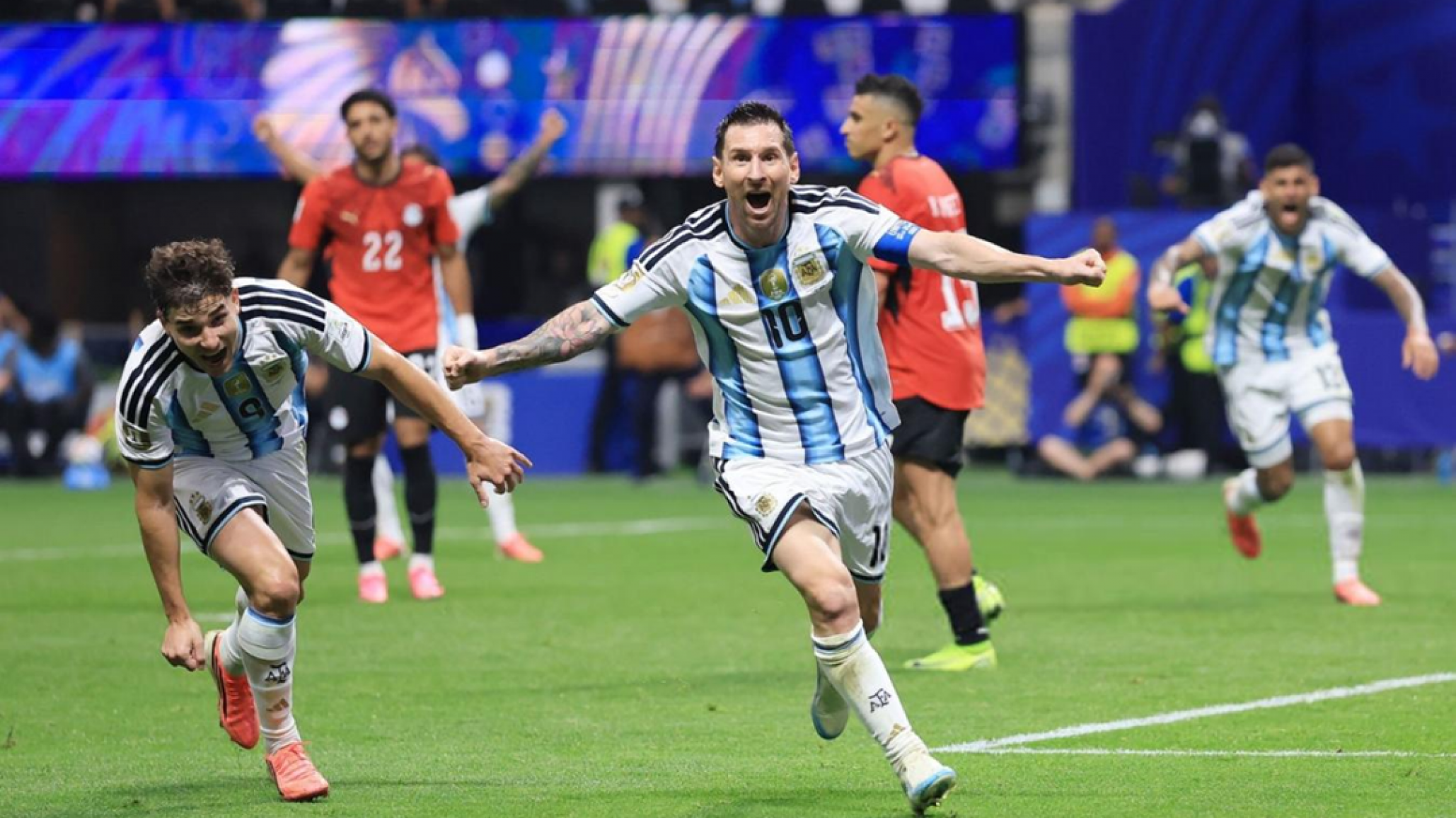 Argentina venció 3-2 a Egipto en un final agónico y avanzó a los cuartos de final del Mundial