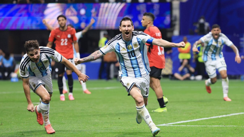 Argentina venció 3-2 a Egipto en un final agónico y avanzó a los cuartos de final del Mundial
