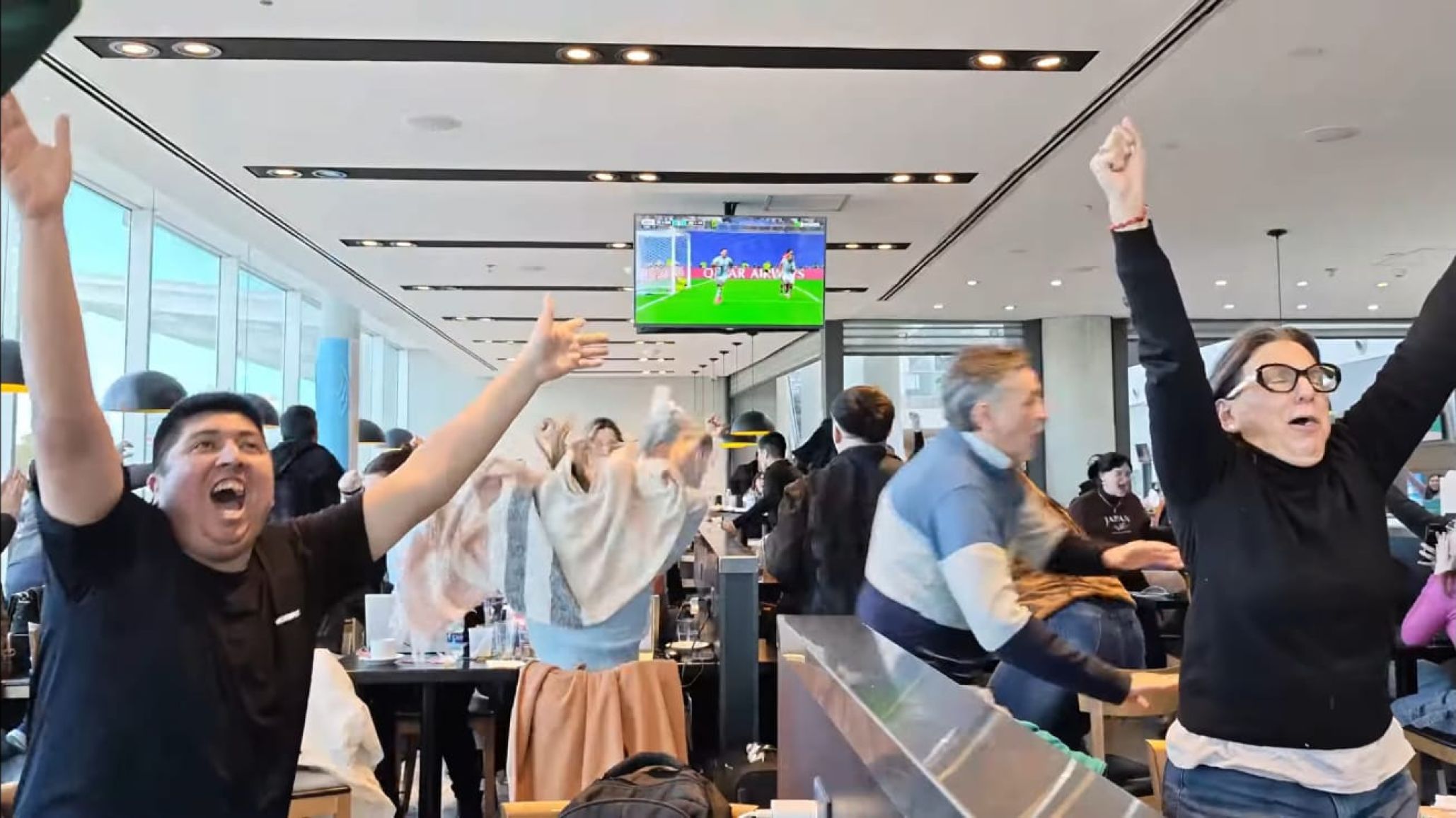 Comodoro vibró en el aeropuerto: así se festejó la clasificación de Argentina a cuartos del Mundial 2026
