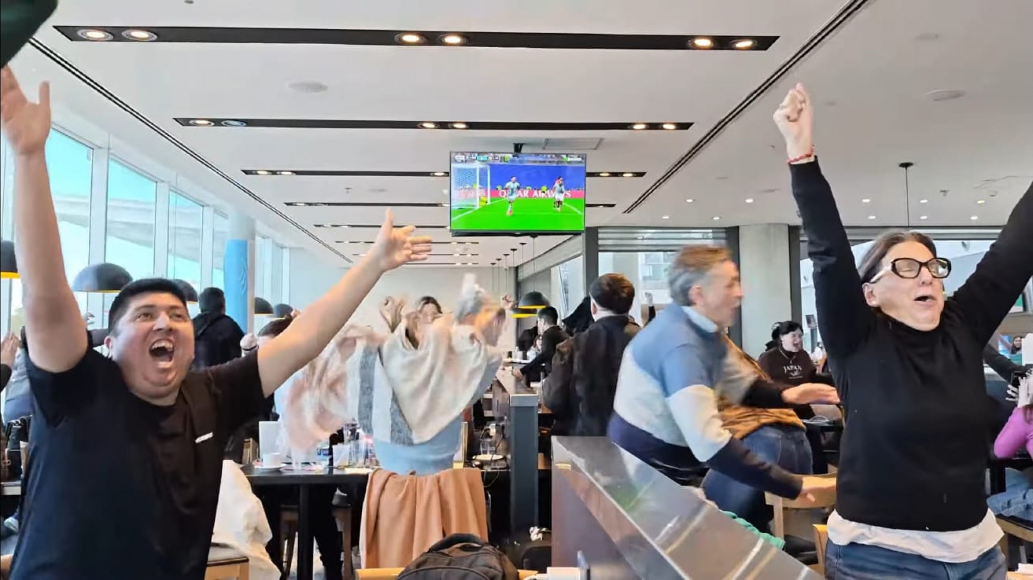 Comodoro vibró en el aeropuerto: así se festejó la clasificación de Argentina a cuartos del Mundial 2026