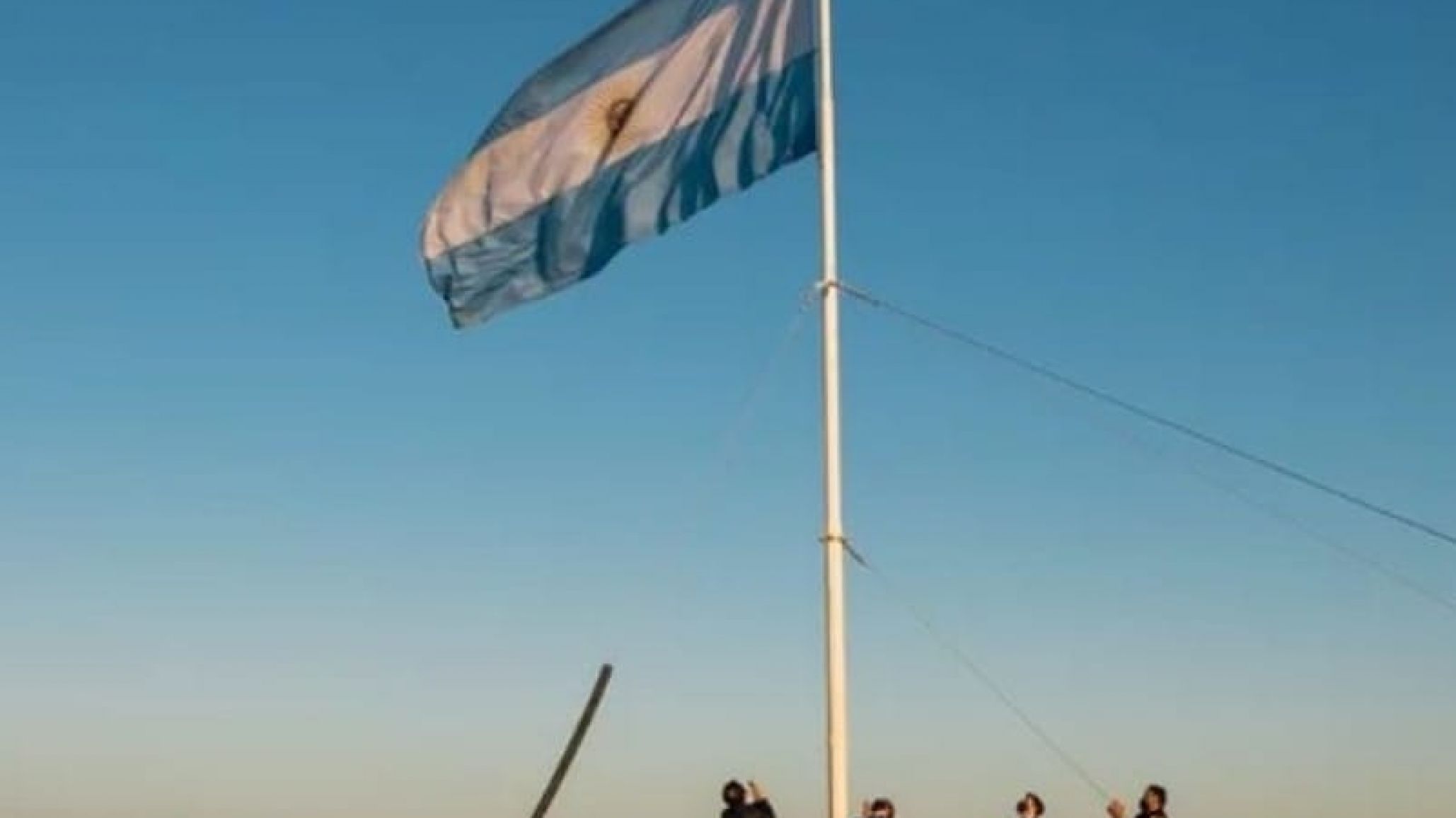 Volverán a colocar la bandera argentina en el mástil del Cerro Chenque por el Día de la Independencia