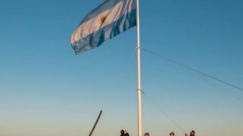Volverán a colocar la bandera argentina en el mástil del Cerro Chenque por el Día de la Independencia