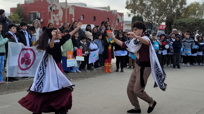 Con un gran desfile patrio, la Escuela N.º 155 celebra un nuevo aniversario de la Independencia