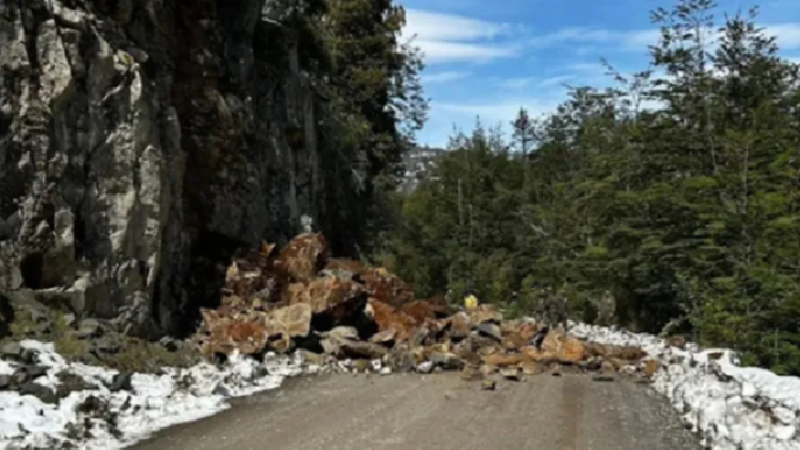 Los Alerces: un derrumbe bloqueó por completo la Ruta Provincial N° 71