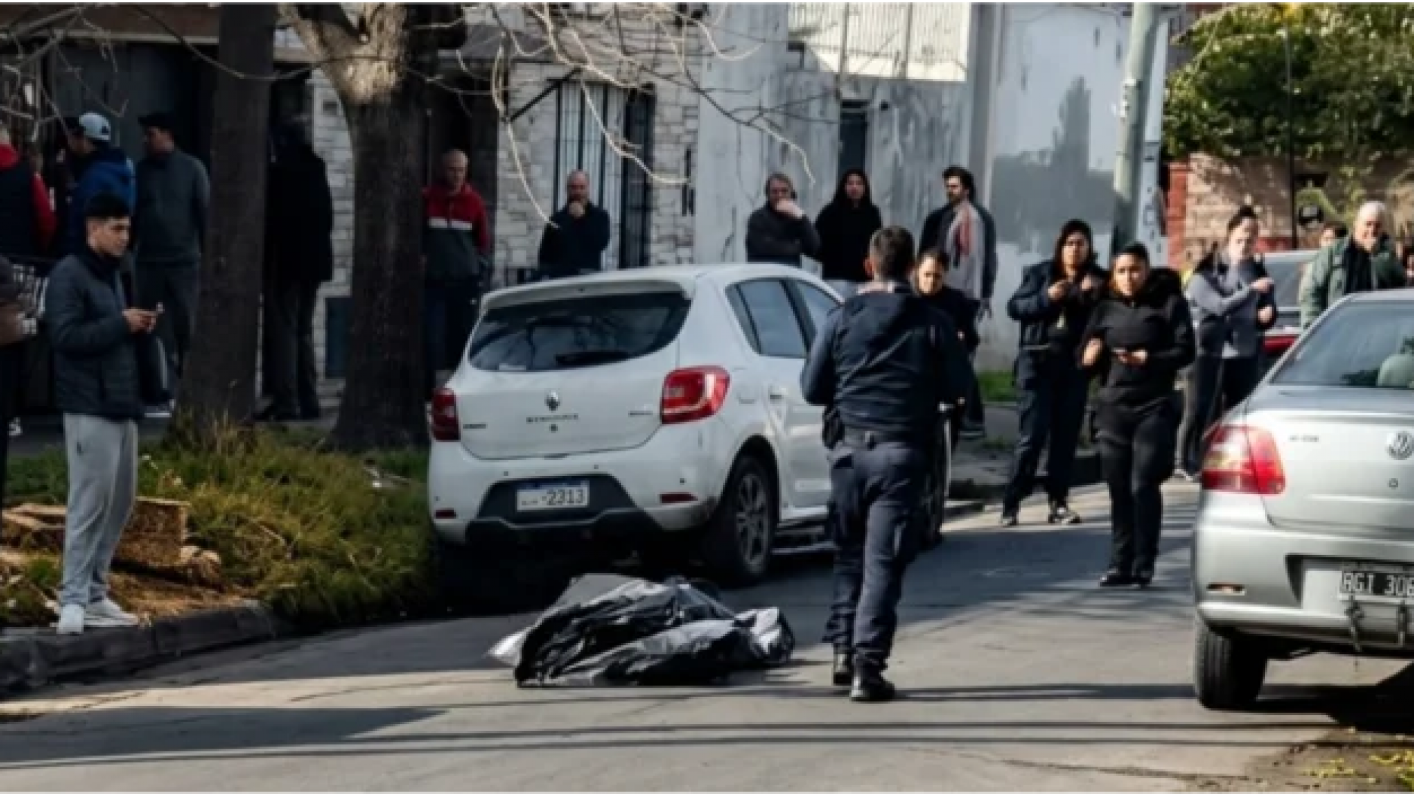 Un policía federal retirado mató a un motochorro que intentó asaltarlo cuando llegaba a su casa