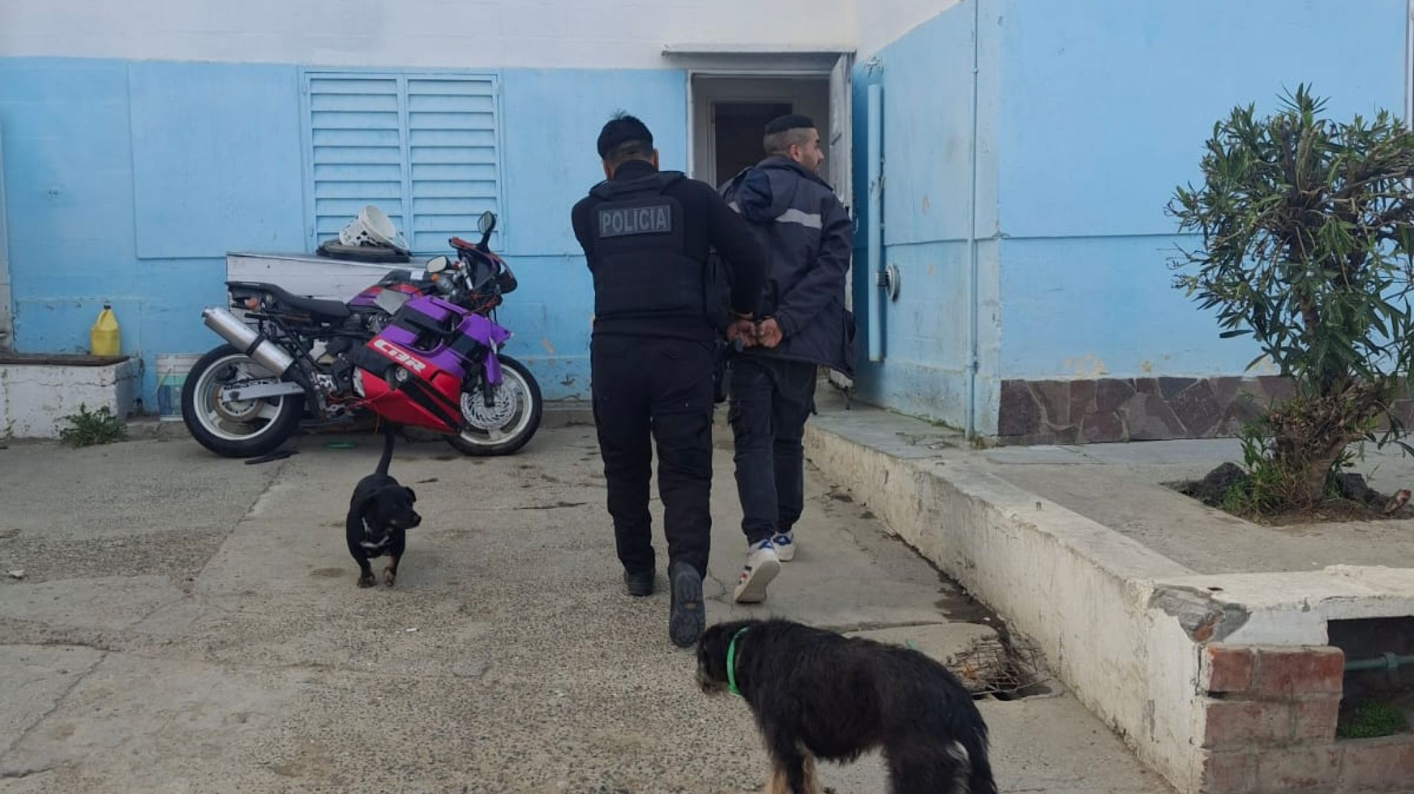 Intentó llevarse productos sin pagar del supermercado y terminó demorado