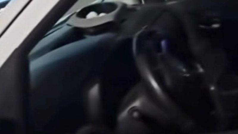 Le rompieron el vidrio del auto mientras su hijo jugaba al básquet y les robaron mochilas, una computadora y álbumes de figuritas