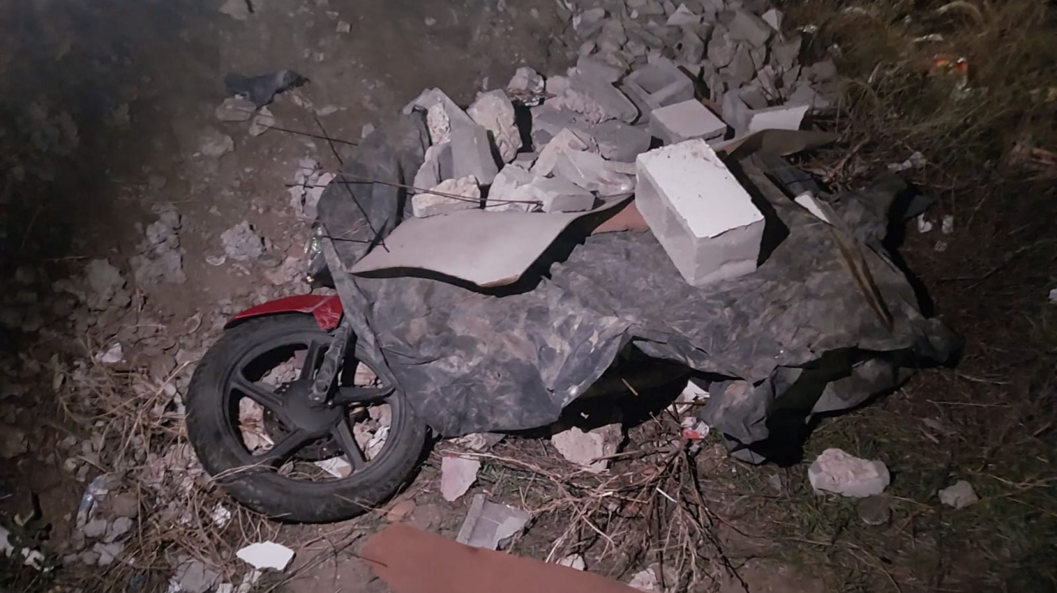 Robaron una moto en una YPF de Km 8, la escondieron bajo un nylon y la Policía la recuperó gracias a un detalle
