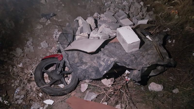 Robaron una moto en una YPF de Km 8, la escondieron bajo un nylon y la Policía la recuperó gracias a un detalle