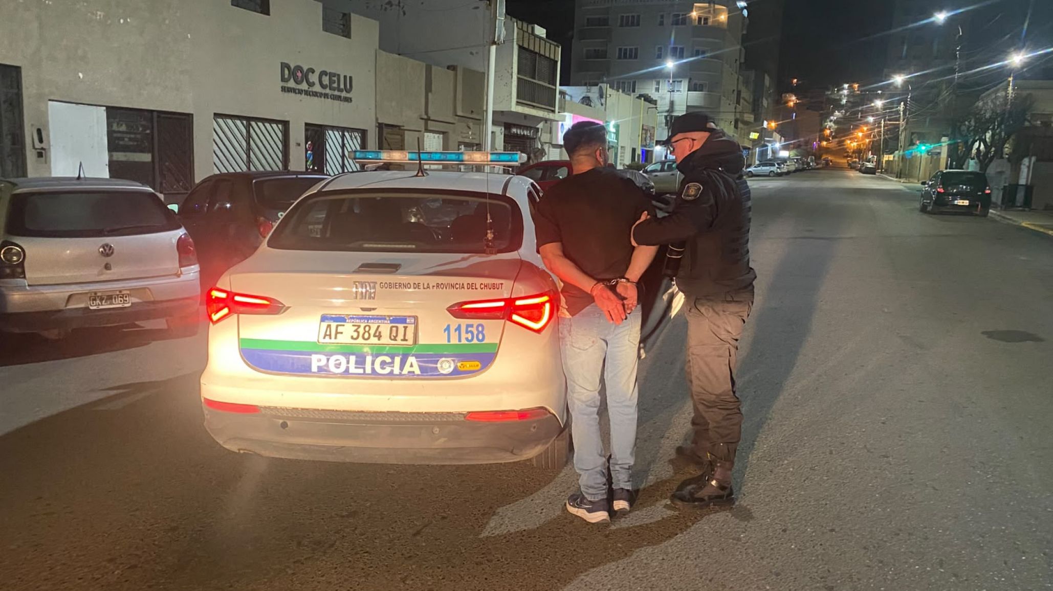 Con unas copas de más, terminó recostado sobre un auto y a los gritos despertó a la dueña