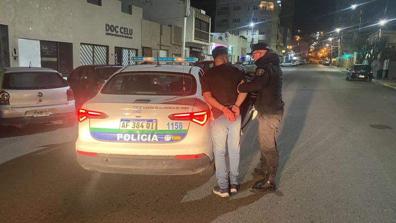 Con unas copas de más, terminó recostado sobre un auto y a los gritos despertó a la dueña