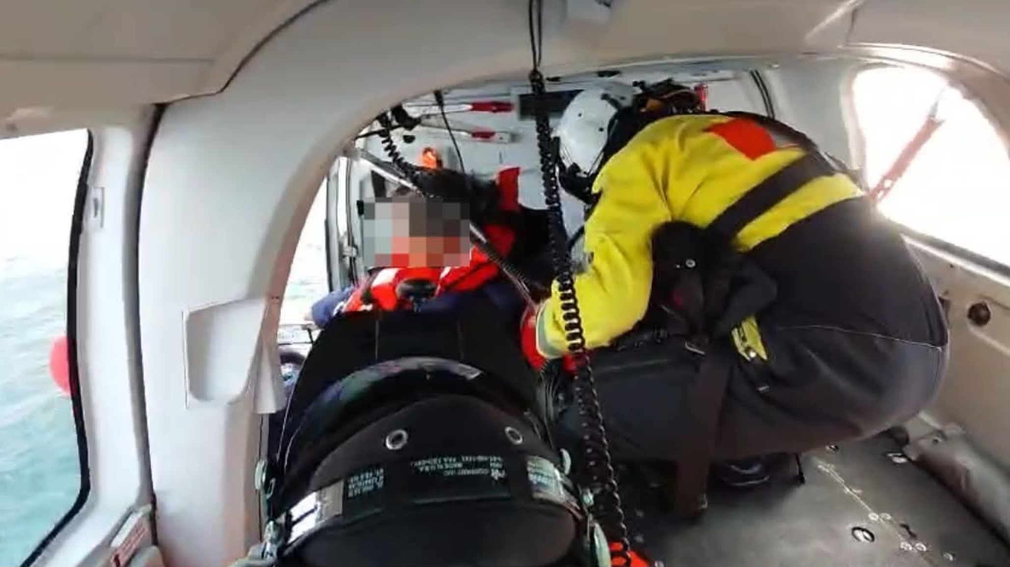 Rescate en alta mar: aeroevacuaron a un tripulante y lo trasladaron al Aeropuerto