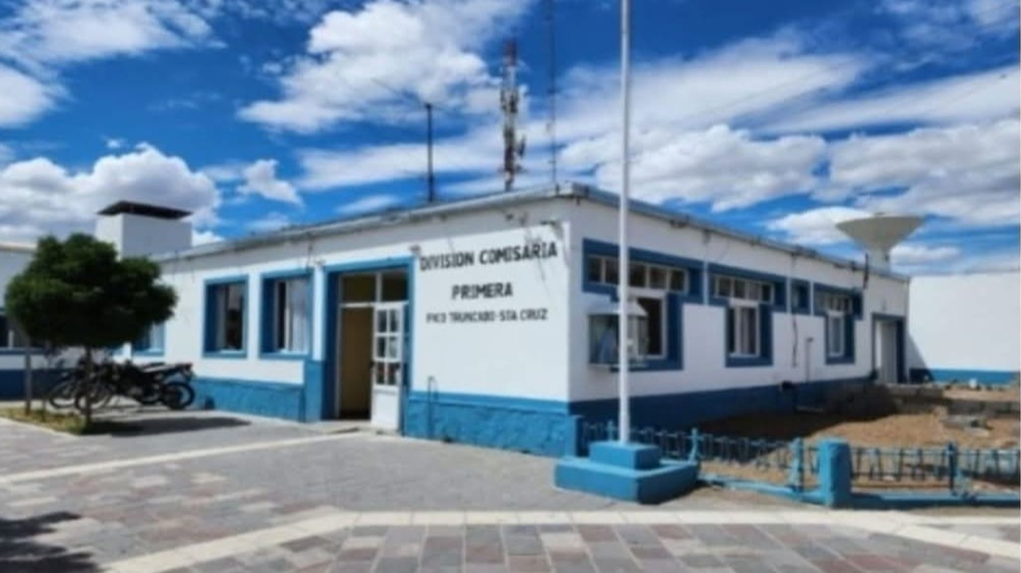 Tres hombres irrumpieron en un inquilinato y asesinaron a un hombre de varias puñaladas