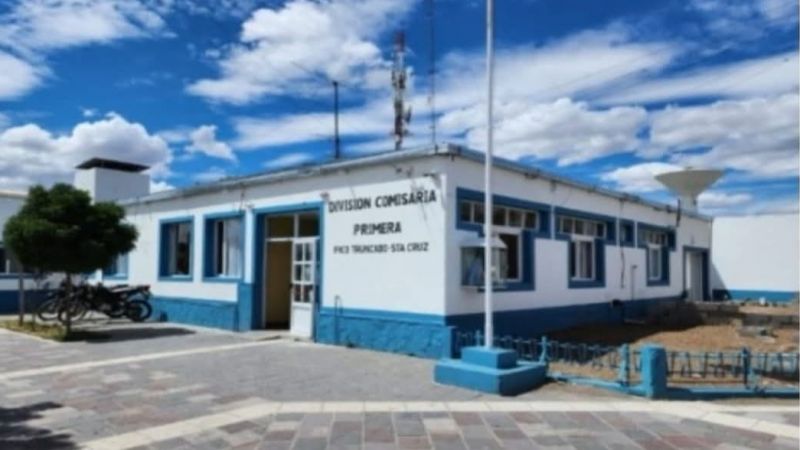 Tres hombres irrumpieron en un inquilinato y asesinaron a un hombre de varias puñaladas