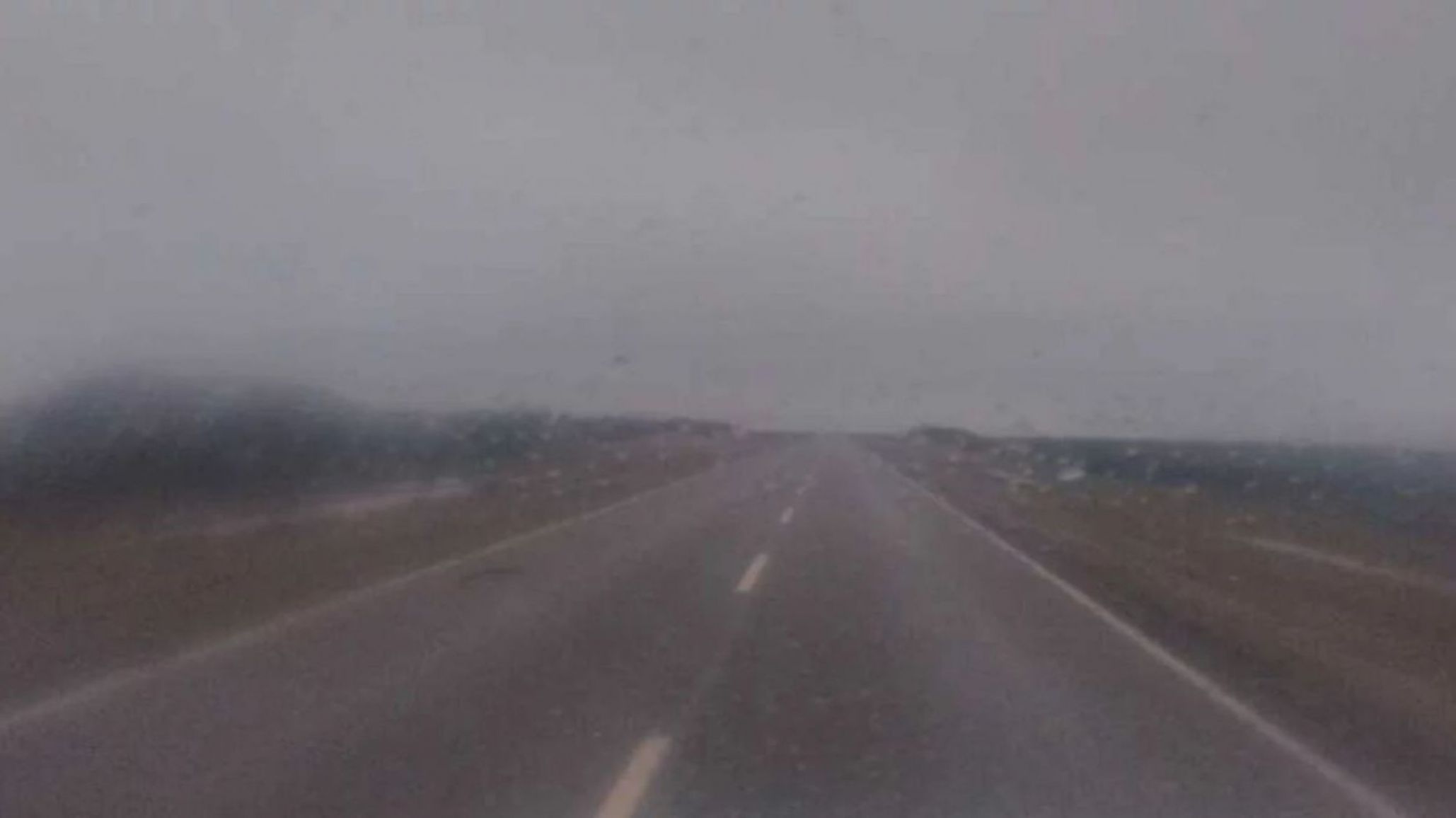 Alerta vial en Ruta 3 y Ruta 26: niebla, calzada húmeda y baja visibilidad complican el tránsito en Comodoro Rivadavia