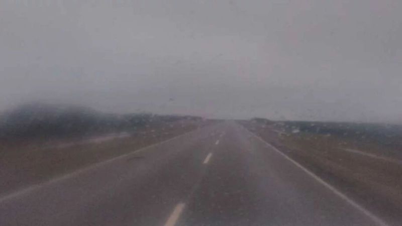 Alerta vial en Ruta 3 y Ruta 26: niebla, calzada húmeda y baja visibilidad complican el tránsito en Comodoro Rivadavia