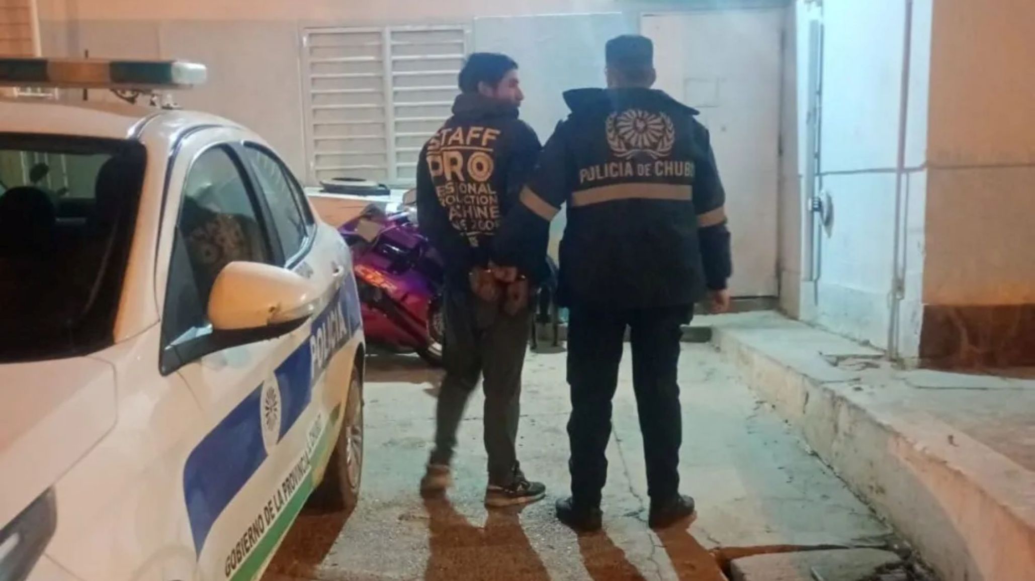 Comodoro Rivadavia: sorprendió a un ladrón robando la rueda de su auto y terminó a las trompadas