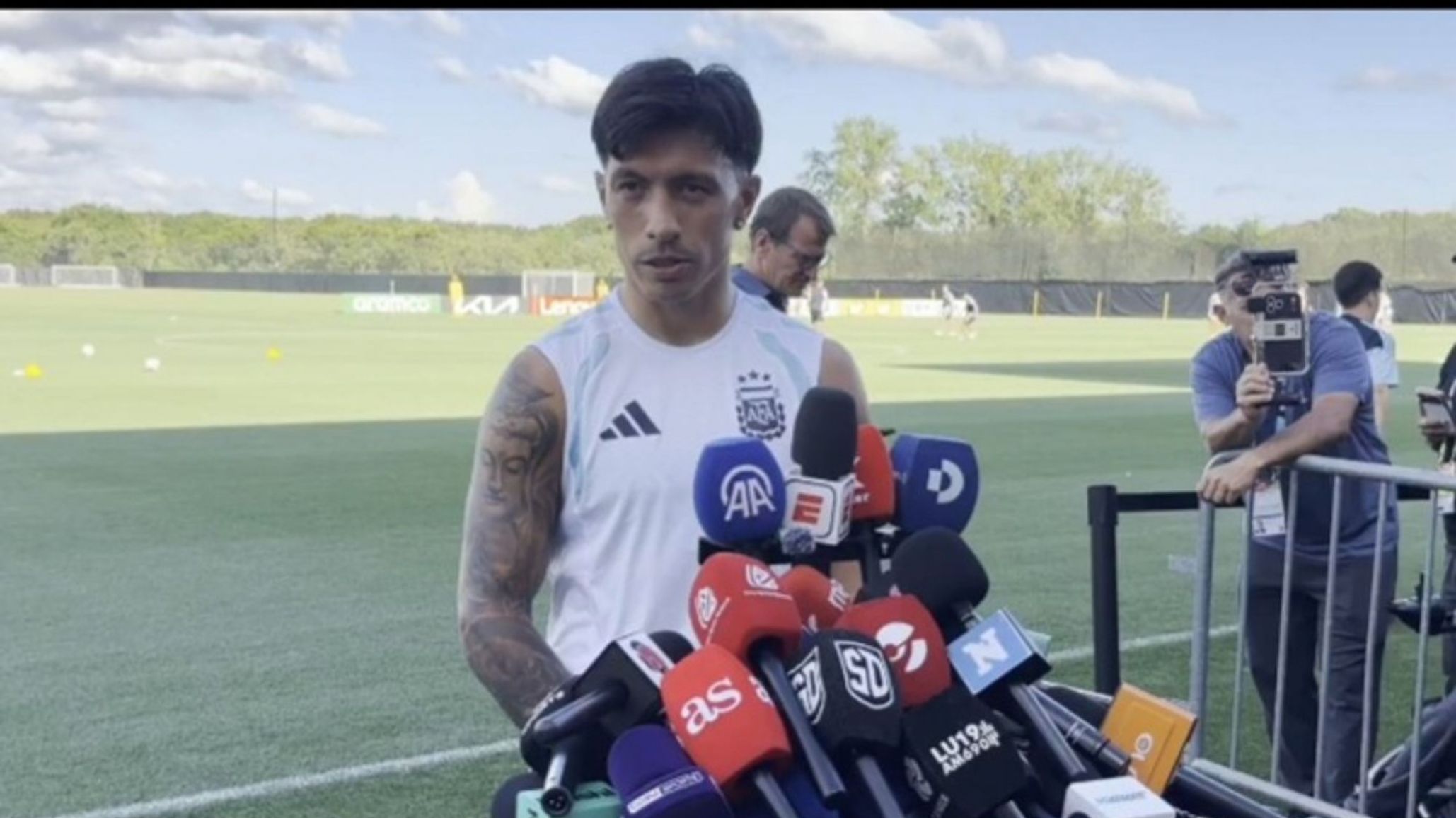 Tensión con Lisandro Martínez: fuerte cruce con un periodista por supuestas "ayudas arbitrales"