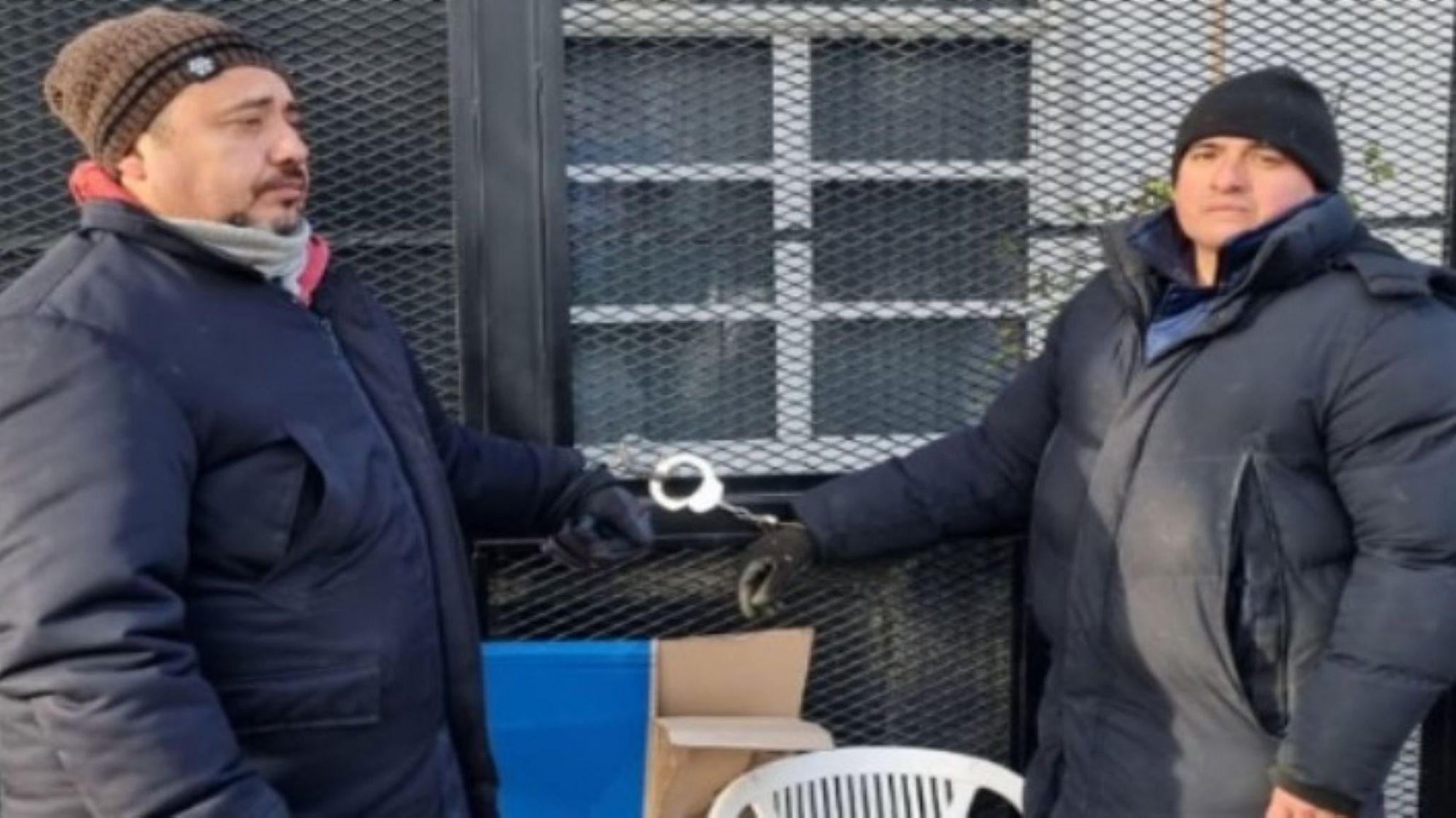 Protesta policial en Santa Cruz: efectivos se encadenaron en Casa de Gobierno por salarios dignos