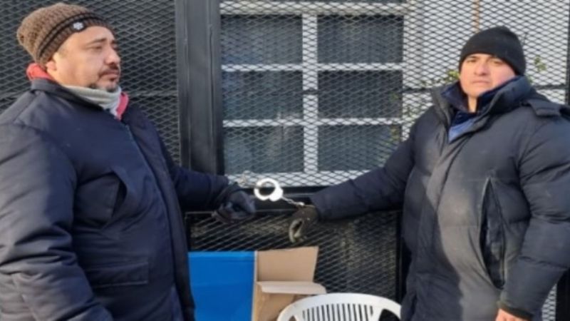Protesta policial en Santa Cruz: efectivos se encadenaron en Casa de Gobierno por salarios dignos