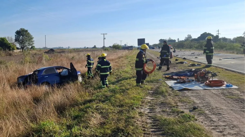 Brutal choque en la Ruta 11: el impacto fue tan violento que desprendió el motor del auto y dejó un muerto