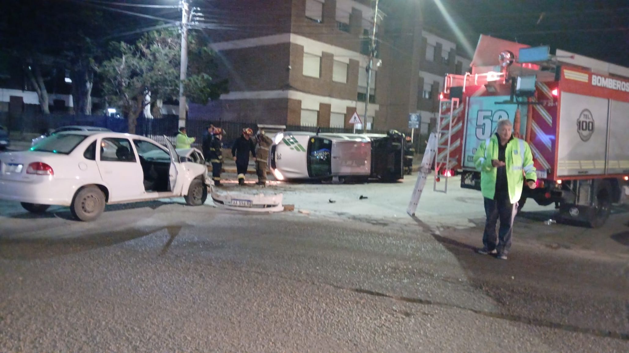 Choque y vuelco en Yrigoyen y Pellegrini: dos personas fueron trasladadas al hospital