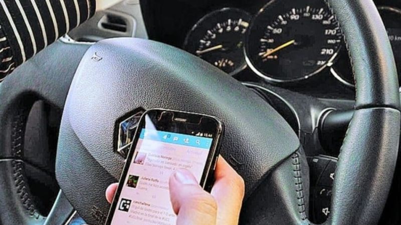 ¿Te pueden multar por usar el GPS mientras manejás? La explicación de un especialista sobre lo que dice la ley