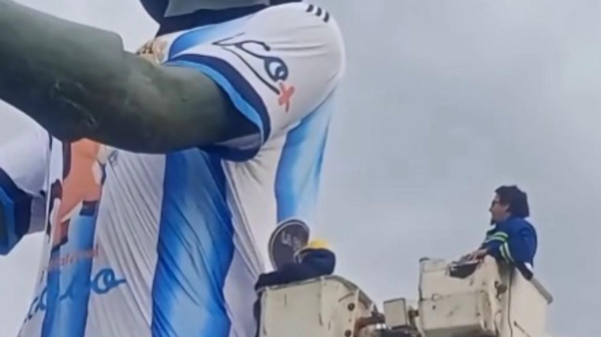 Retirarán la camiseta gigante del Gorosito tras la polémica