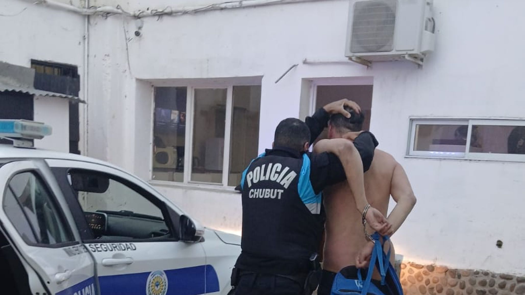 Detuvieron a un hombre por dañar un auto en Comodoro Rivadavia