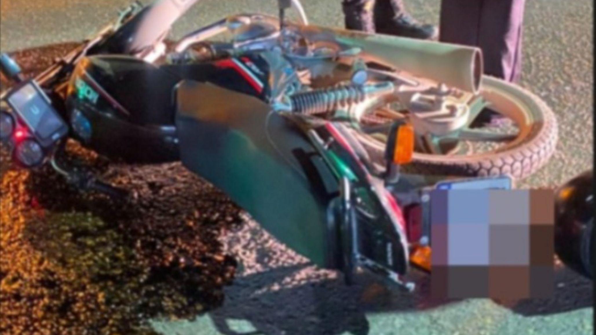 Accidente en pleno centro: una moto atropelló a un peatón y ambos resultaron heridos