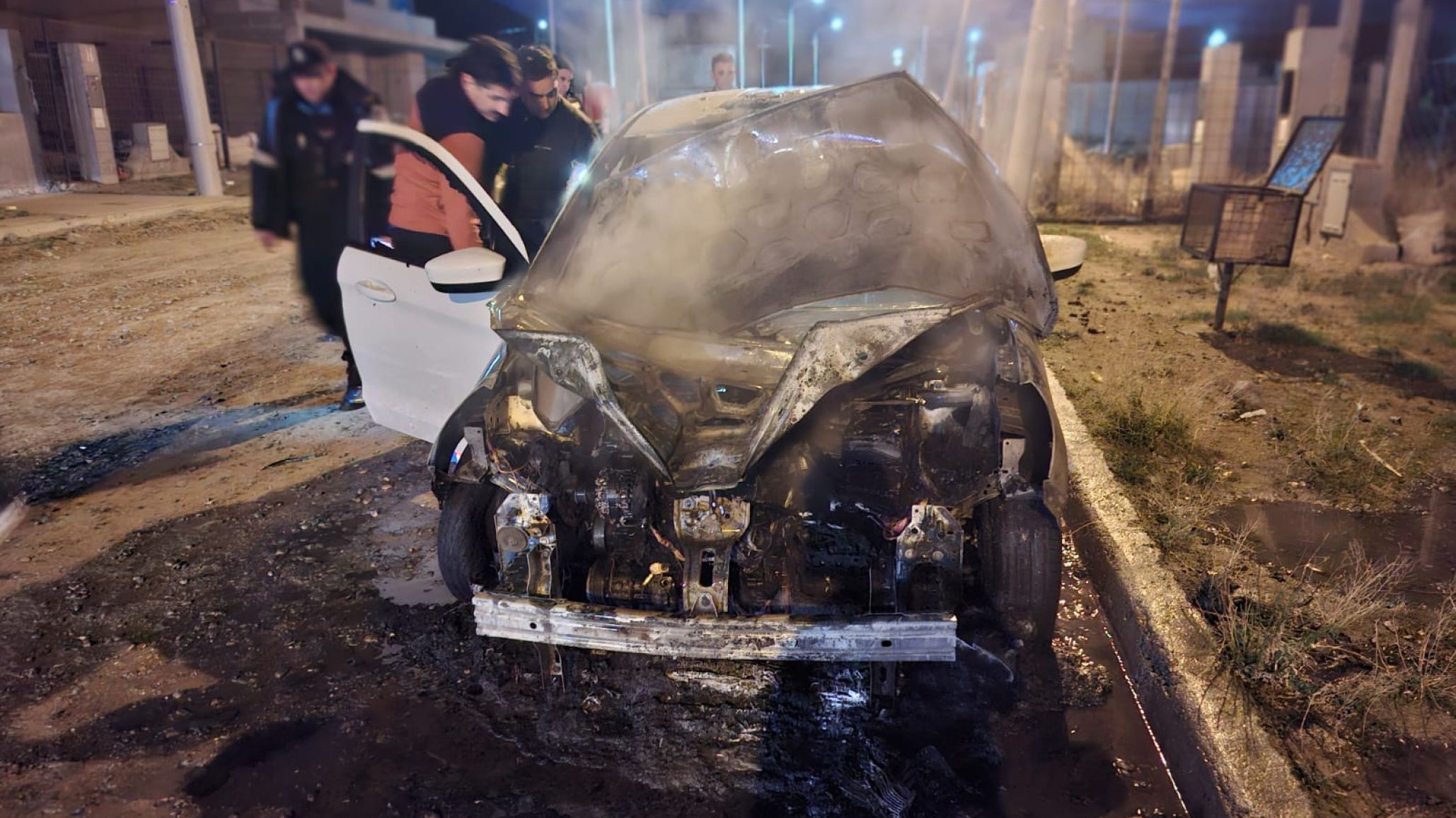 Investigan el incendio de un auto que estaba estacionado frente a una vivienda