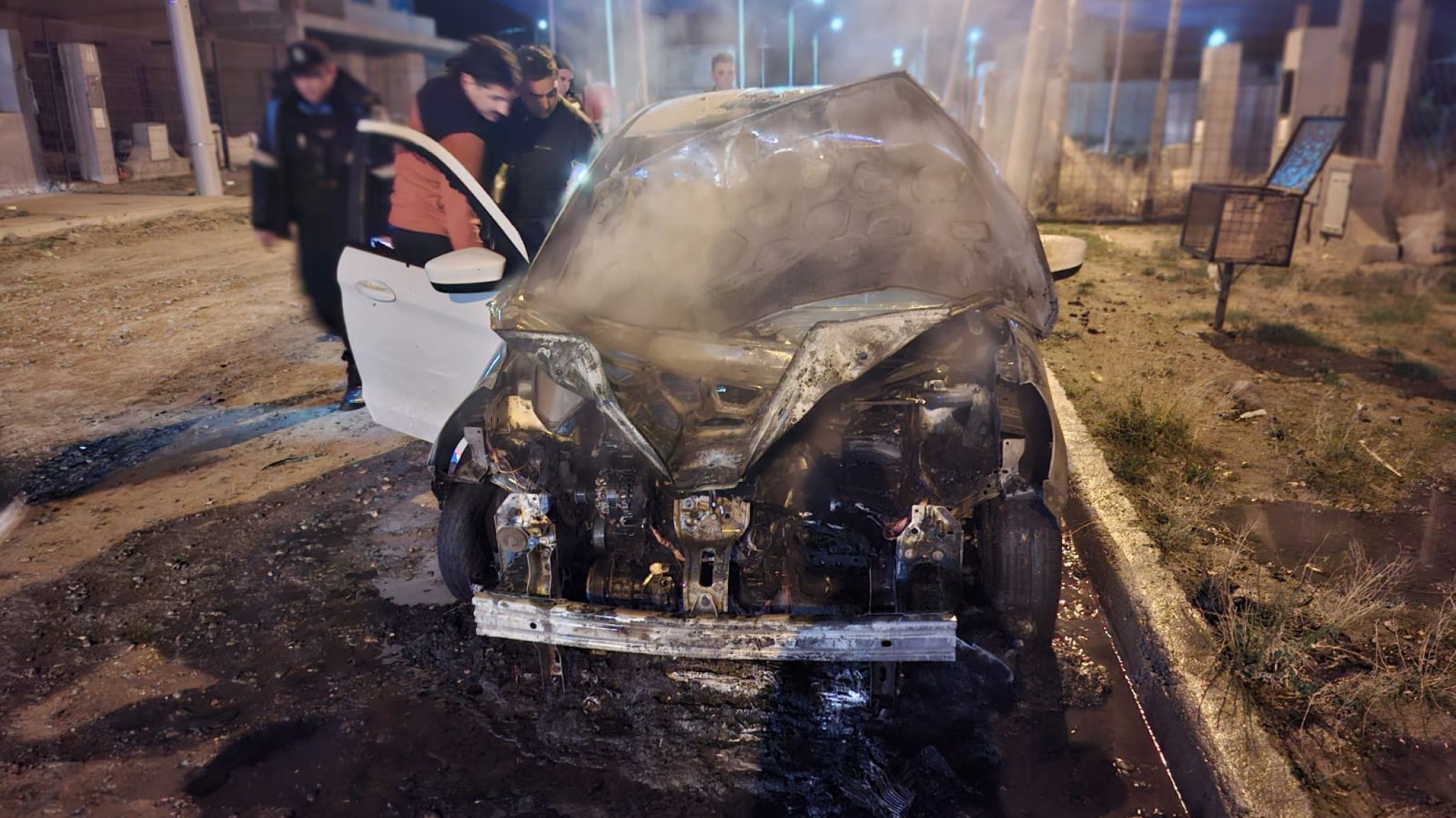 Investigan el incendio de un auto que estaba estacionado frente a una vivienda
