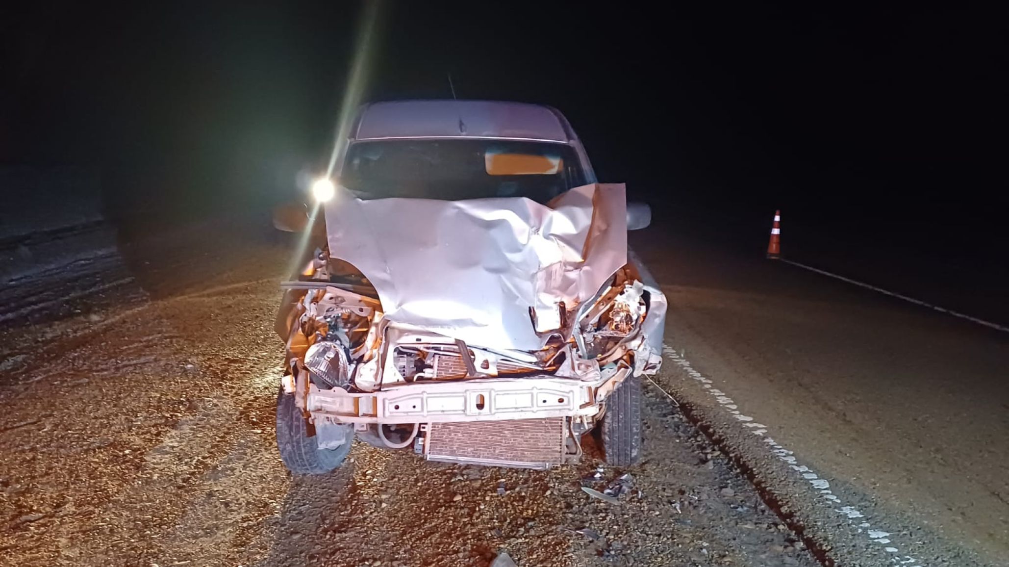 Choque en la Ruta 3: una Kangoo impactó contra un camión, el conductor se encandiló con una caravana de colectivos