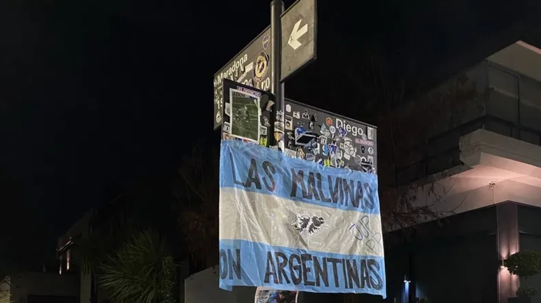La casa donde vivió Maradona fue escenario de un emotivo homenaje antes de la semifinal con Inglaterra