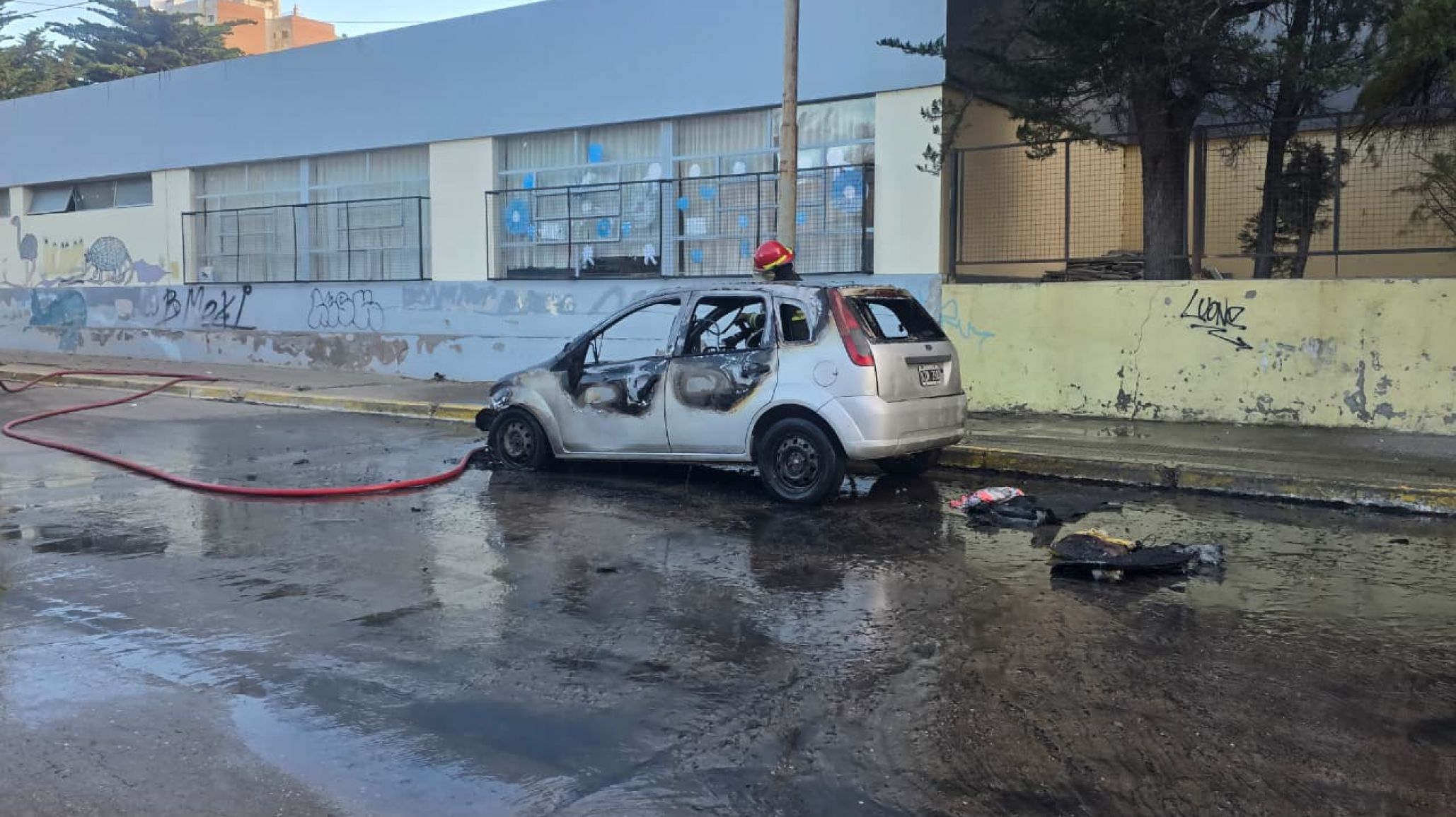 Un auto se incendió mientras circulaba cerca de la Escuela N° 1 y quedó destruido