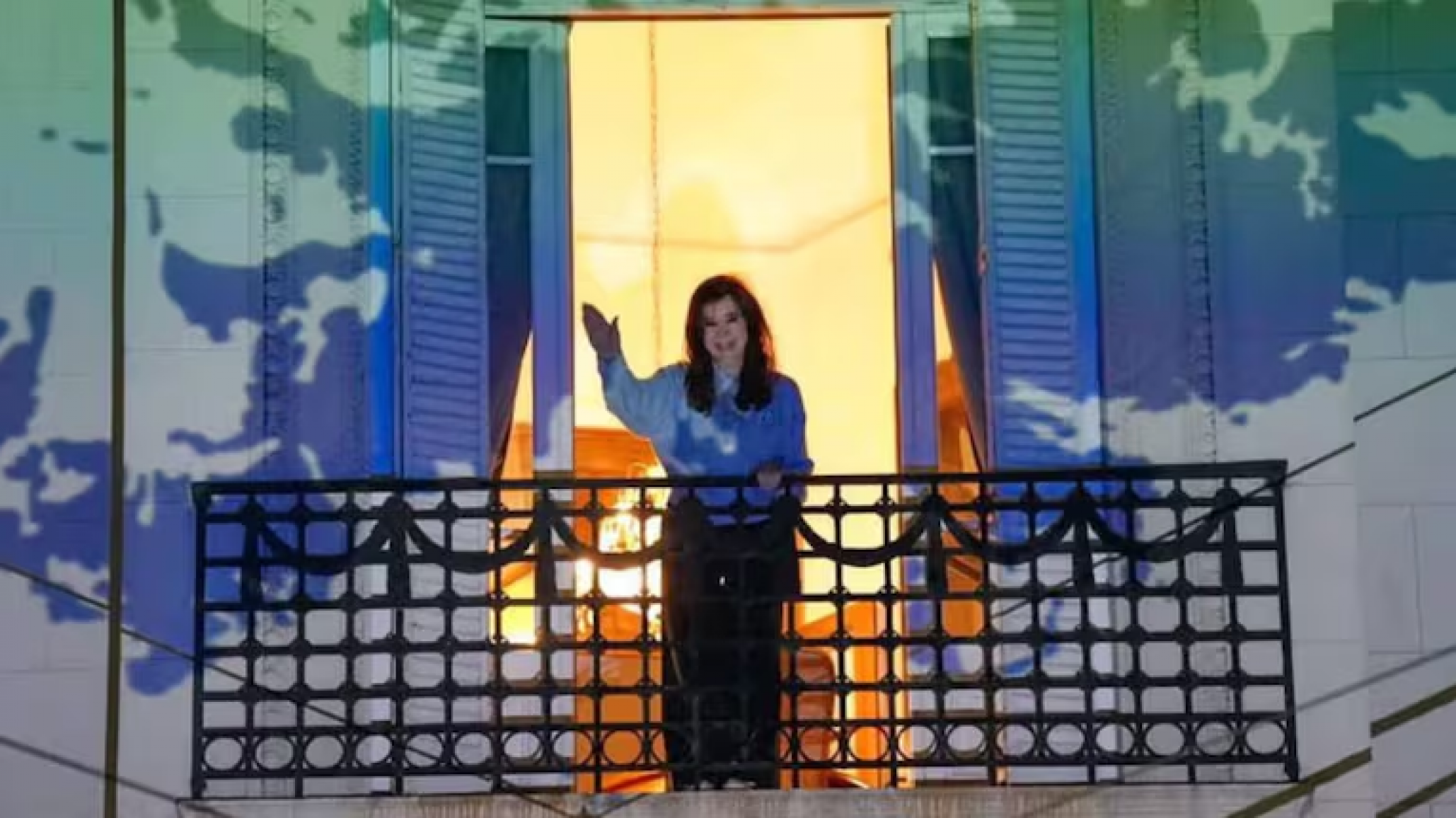 Cristina Kirchner salió al balcón para celebrar el pase de la Selección Argentina a la final del Mundial