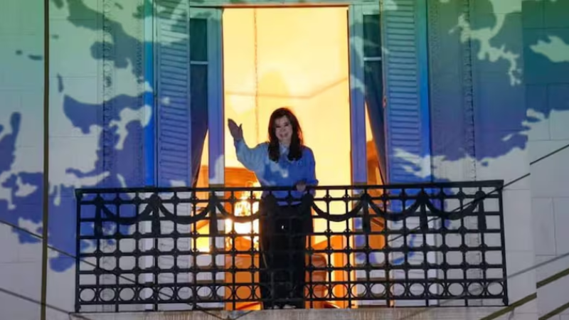 Cristina Kirchner salió al balcón para celebrar el pase de la Selección Argentina a la final del Mundial