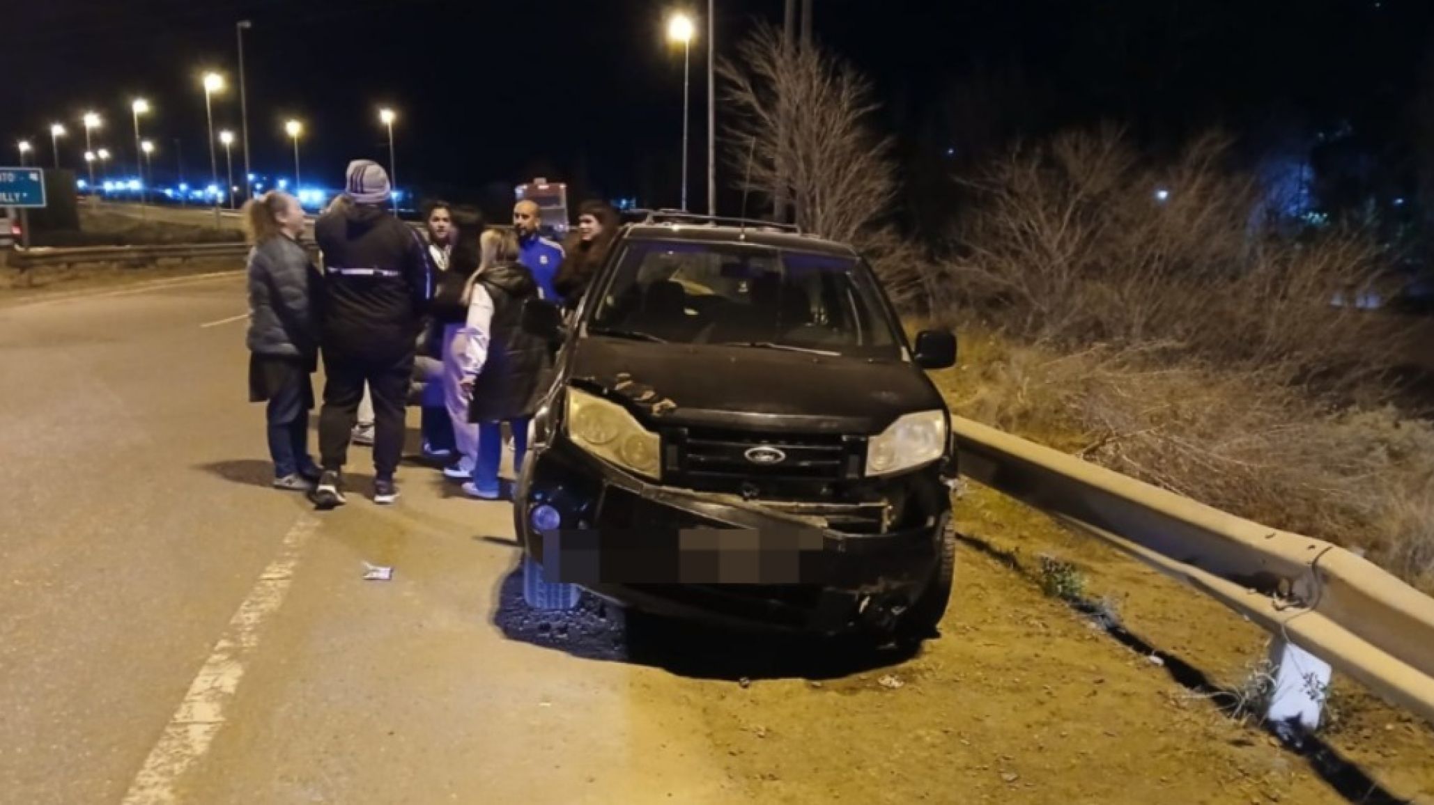 Chocaron una EcoSport y una mujer terminó hospitalizada: el otro vehículo escapó