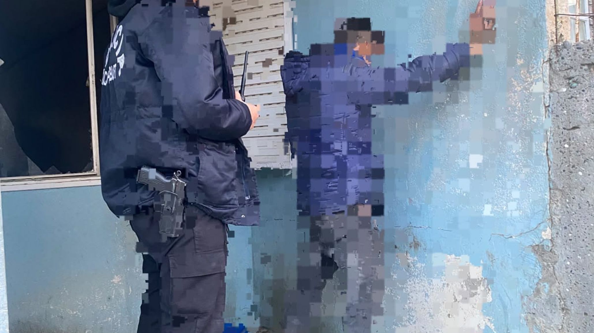 Entró a una casa para robar, rompió una puerta y una ventana, pero la Policía lo sorprendió adentro y terminó detenido