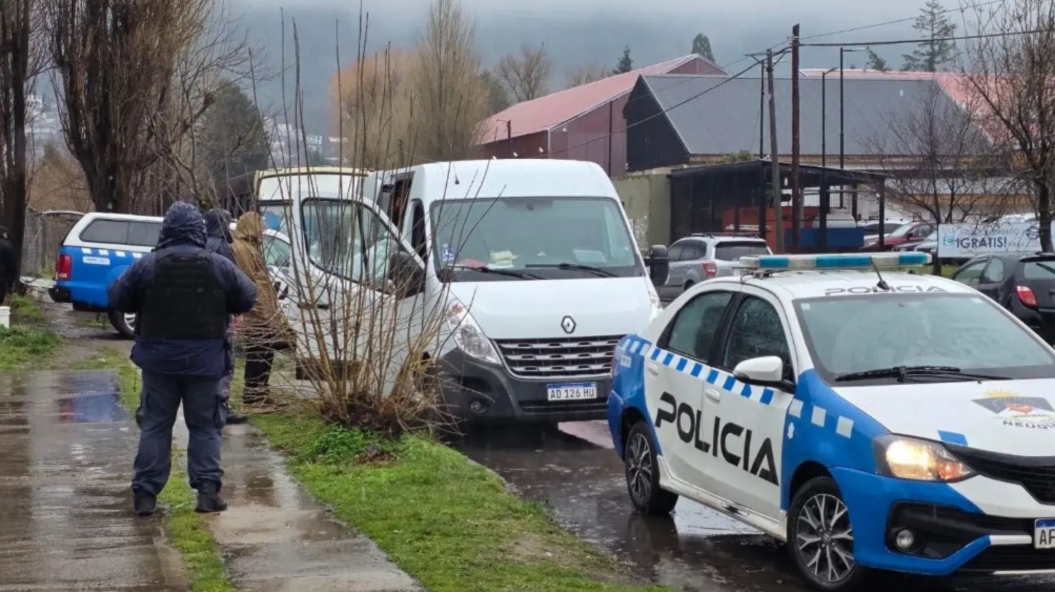 Investigan la muerte de un chubutense que fue hallado dentro de una camioneta en Neuquén