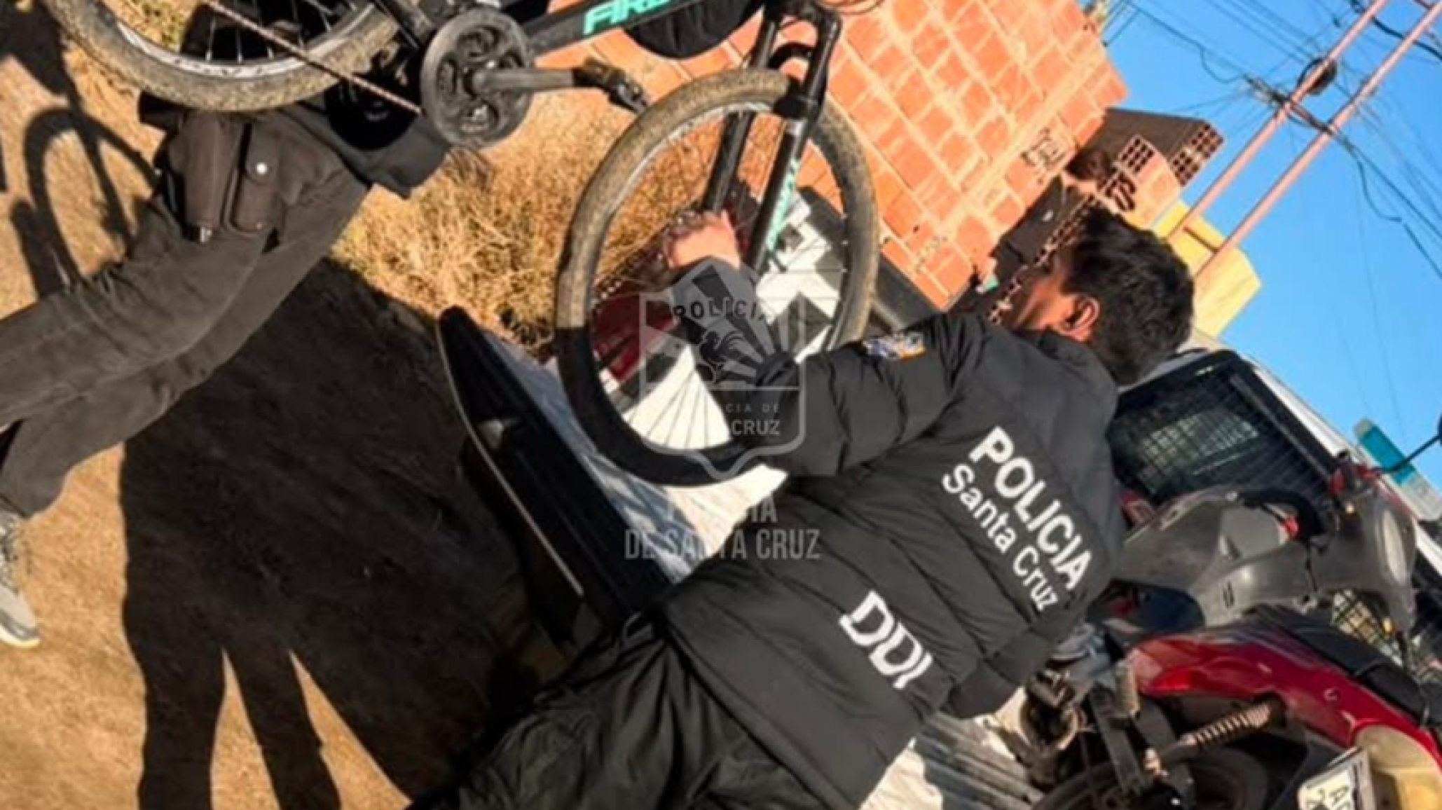 Recuperan una moto y una bici tras un allanamiento en Caleta Olivia