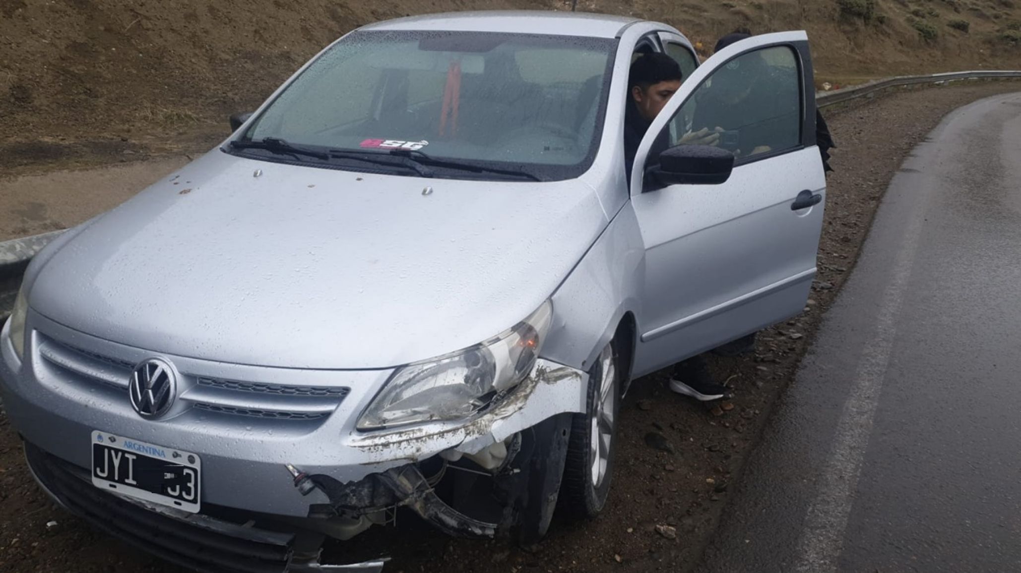 Susto en la Ruta 3: un auto despistó por la lluvia frente al Cenotafio