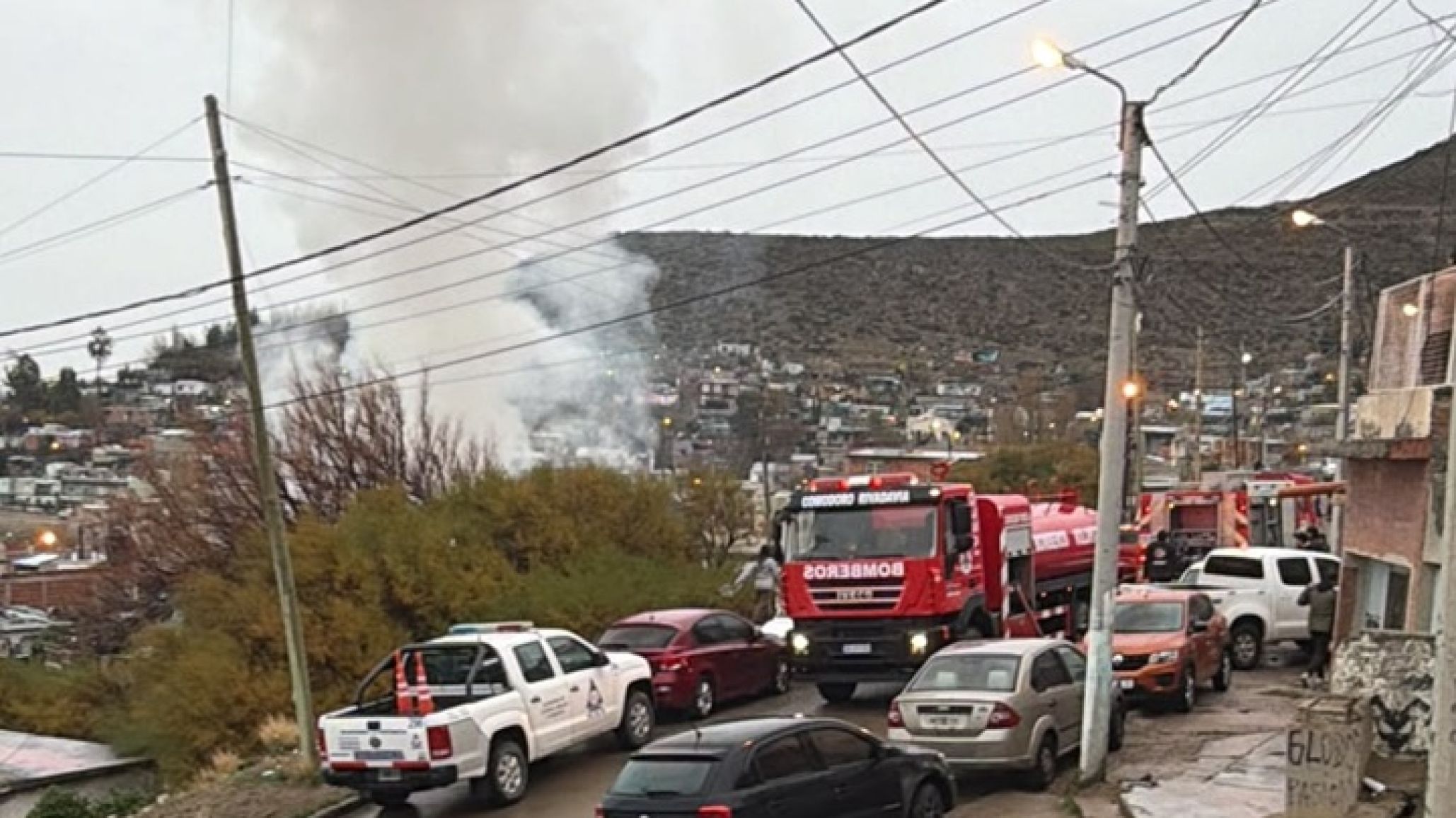 Alerta en el barrio Jorge Newbery: dotaciones de bomberos y policía trabajan en un incendio