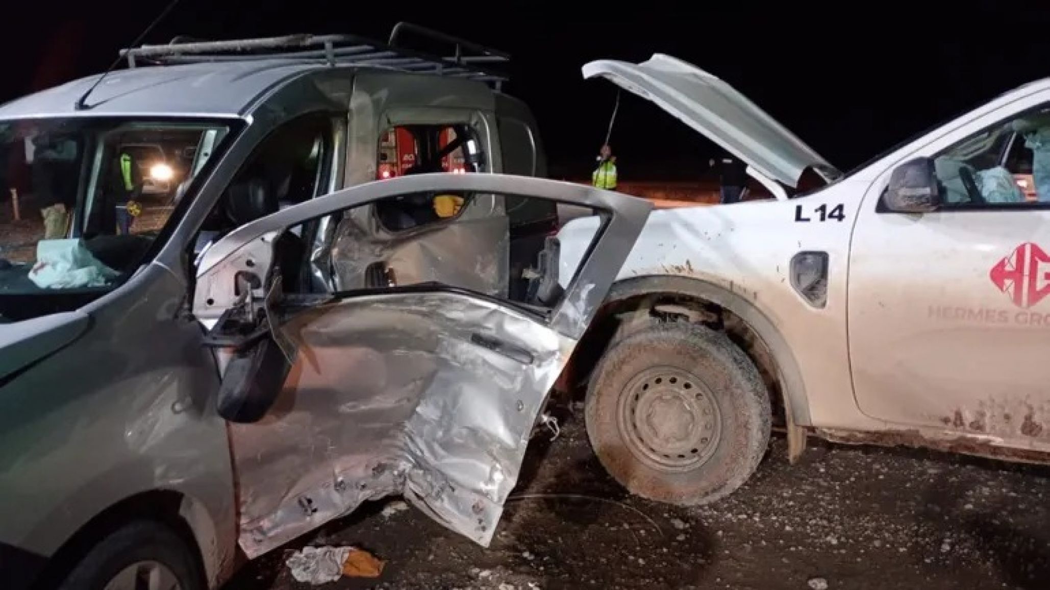 Una camioneta embistió a un utilitario en la Ruta del Petróleo: una mujer está grave