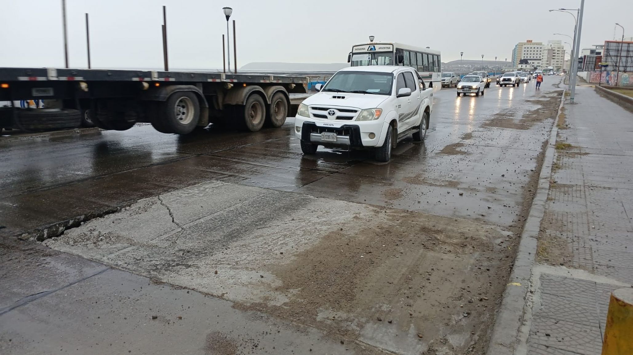 Cedió el pavimento en la avenida Ducós y reducen la calzada durante 10 días por trabajos de reparación